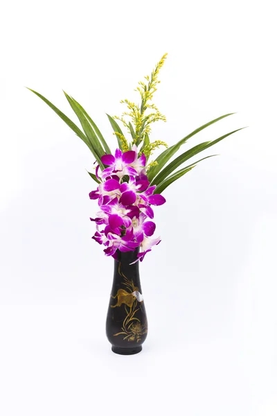 Paarse orchidee in oude hout vaas. — Stockfoto