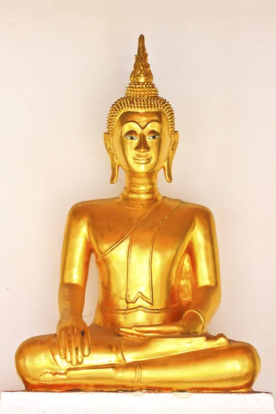 Zlatá, sedící socha Buddhy v chrámu v Thajsku — Stock fotografie