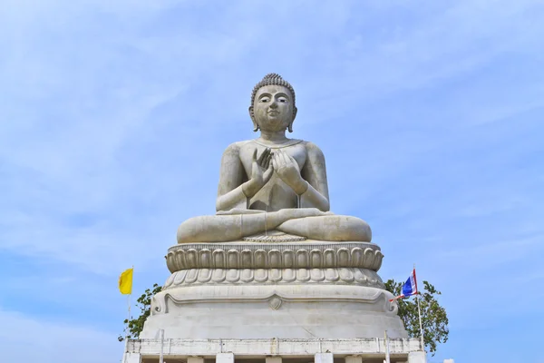 Estatua de Buda contra fondo azul del cielo en templo tailandés —  Fotos de Stock