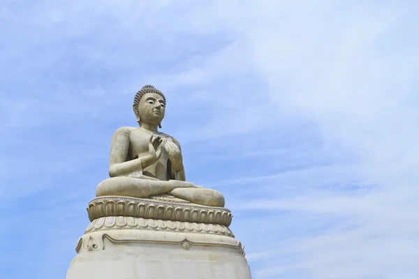 Buddha-Statue vor dramatischem Himmelshintergrund im thailändischen Tempel — Stockfoto