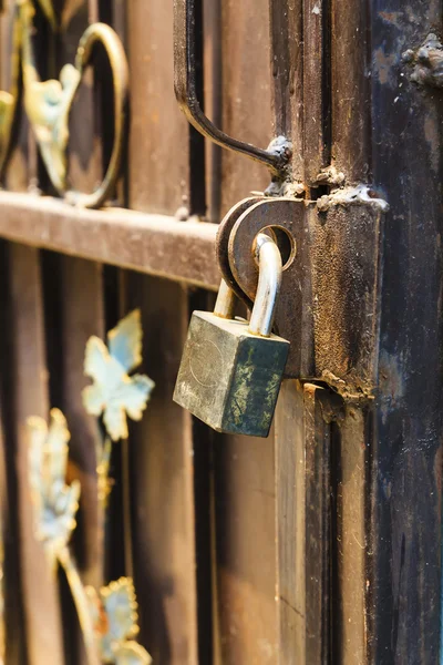 Serratura metallica chiusa lucchetto di protezione di sicurezza della porta — Foto Stock