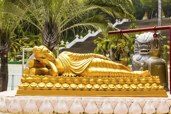 Золотая статуя Тайского Будды. Статуя Будды в Таиланде — стоковое фото