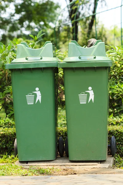 Eine grüne Plastikmülltonne, ideal für Recyclingkonzepte und d — Stockfoto