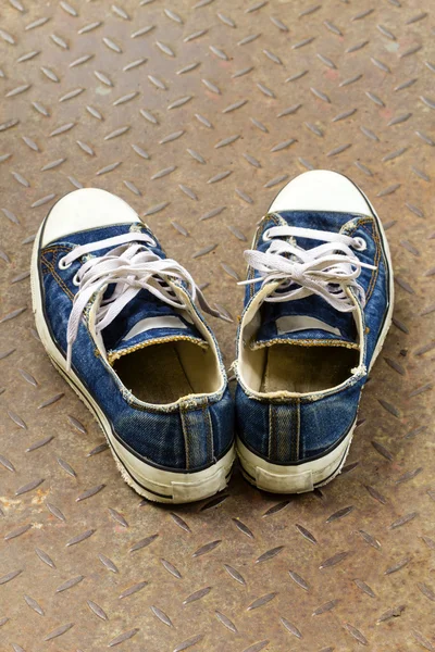 Sapato velho no chão de ferro — Fotografia de Stock