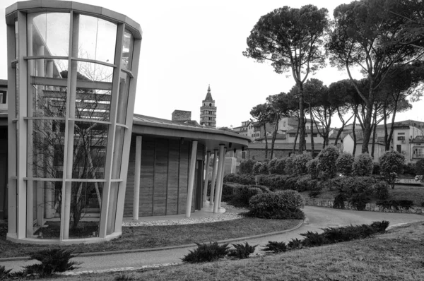 Pistoia, moderne Architektur Hintergrund Glockenturm — Stockfoto
