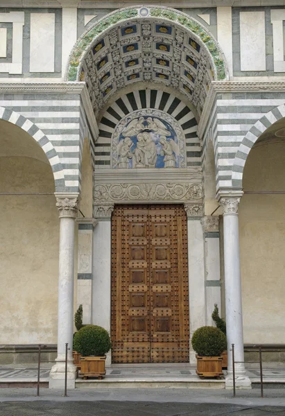 Betreten der Kathedrale von San Zeno — Stockfoto