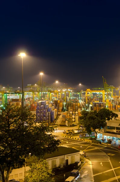 Сингапурский порт в сумерках — стоковое фото