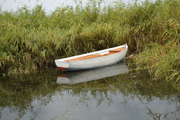 Boat in lake — Stock Photo, Image
