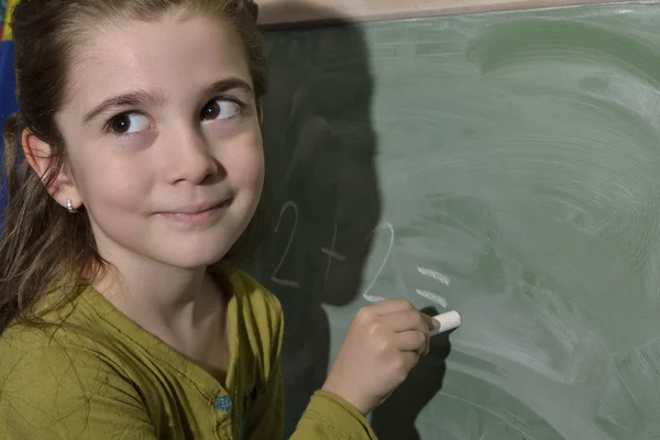 Маленька дівчинка вивчає математику Стокове Фото