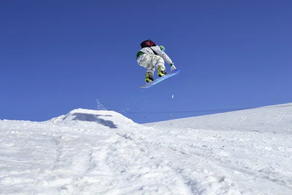 Snowboarder im Sprung — Stockfoto