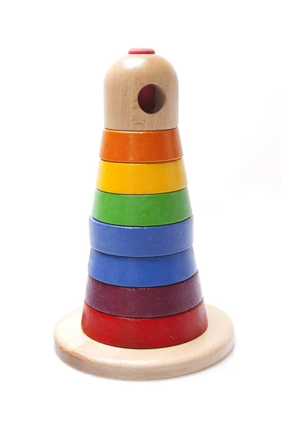 Beyaz arka plan üzerinde renkli ahşap piramit oyuncak — Stok fotoğraf