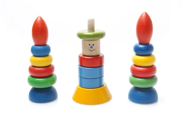Tři barevné dřevěné pyramidy hračka na bílém pozadí — Stock fotografie