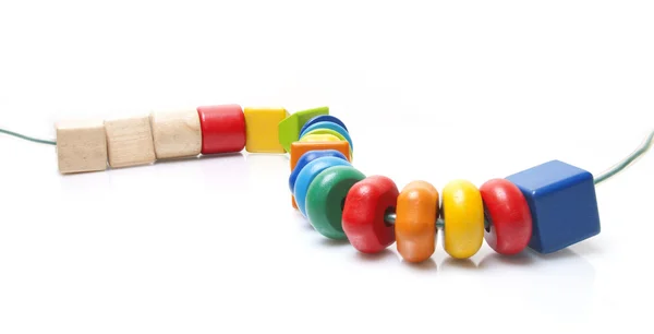 Kleurrijke houten kralen speelgoed op witte achtergrond — Stockfoto