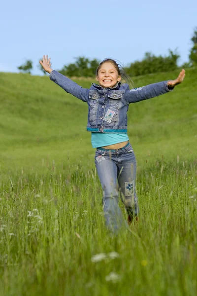 Dziewczyna biegnie na trawie — Zdjęcie stockowe