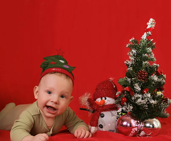 Pojke och nyår träd — Stockfoto