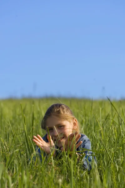 Dziewczyna na trawie — Zdjęcie stockowe