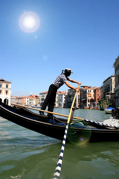 Turistika v Benátkách. Benátky. canal Grande. gondola. léto — Stock fotografie