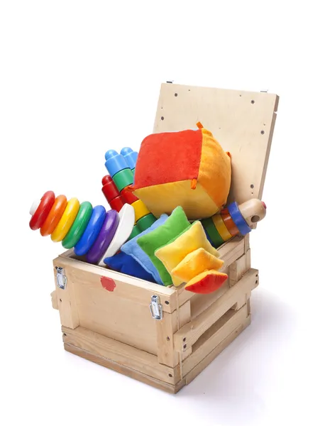 Boîte en bois avec de nombreux jouets — Photo