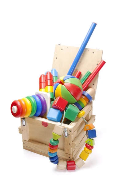 たくさんのおもちゃと木製の箱 — ストック写真
