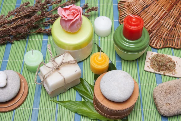 Ručně vyráběné mýdlo s přírodními ingrediencemi — Stock fotografie