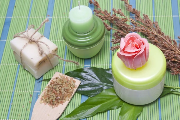 Ručně vyráběné mýdlo s přírodními ingrediencemi — Stock fotografie