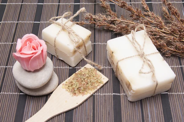Jabón artesanal con ingredientes naturales — Foto de Stock