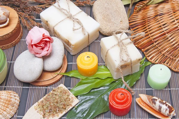Handgemaakte zeep met natuurlijke ingrediënten — Stockfoto
