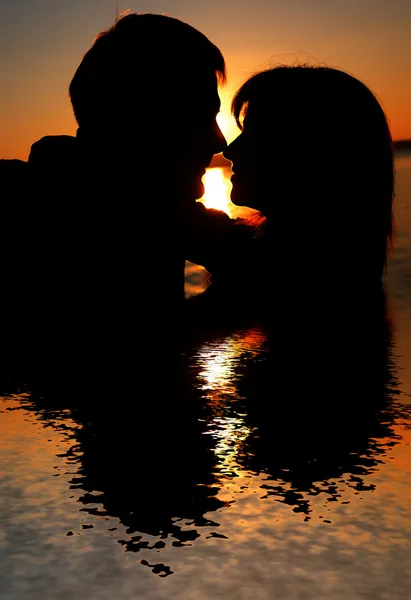 Reflectie van het paar kussen bij zonsondergang — Stockfoto