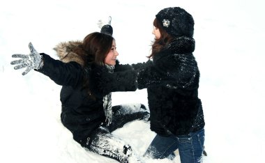 iki kız kardeş ile kar oynarken