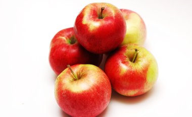 Beyaz arkaplanda elma