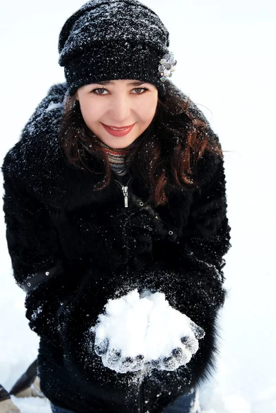 Jovem mulher bonita com neve — Fotografia de Stock