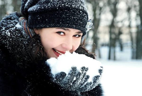 Jonge mooie vrouw met sneeuw — Stockfoto