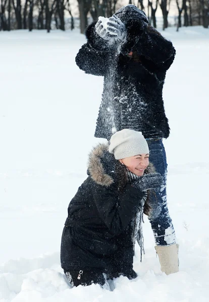 Due sorelle giocano con la neve — Foto Stock
