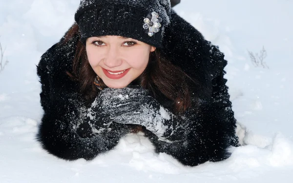 年轻漂亮的女人和雪 — 图库照片