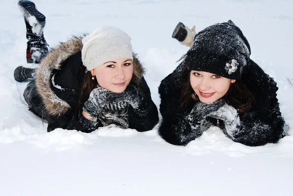 Dos hermanas jugando con la nieve — Foto de Stock