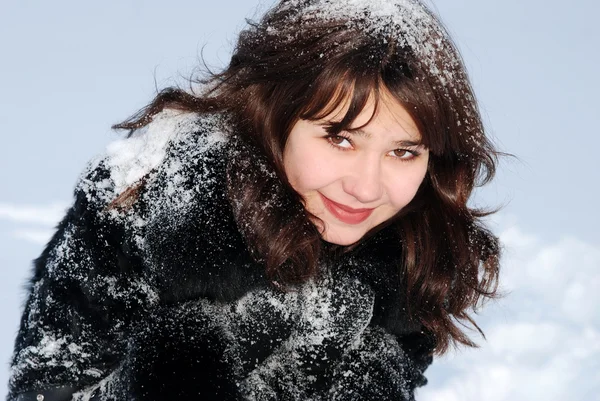 Giovane bella donna con neve — Foto Stock