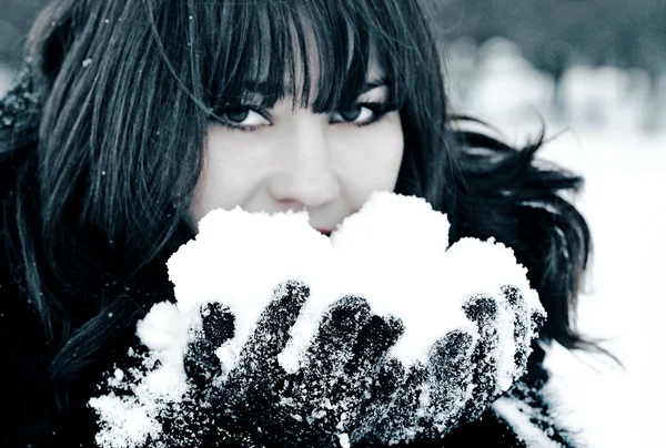 Jeune belle femme avec neige — Photo