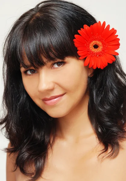 Jonge mooie vrouw met bloem — Stockfoto