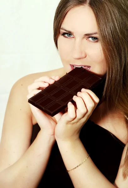 Vrouw en chocolade — Stockfoto