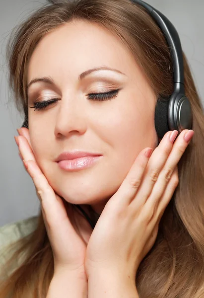 stock image Young beautiful woman listen to the music