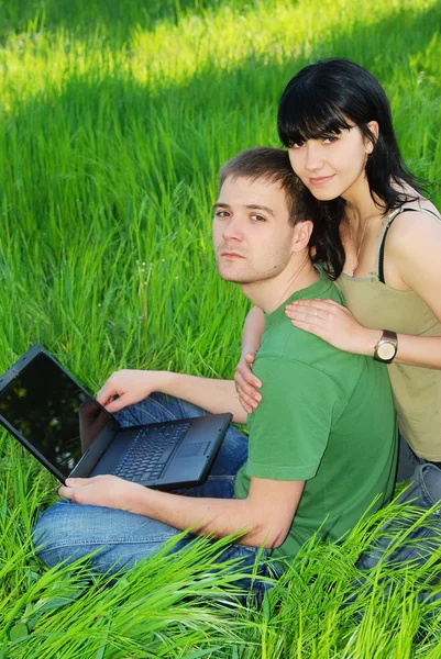 年轻夫妇与室外的笔记本电脑 — 图库照片