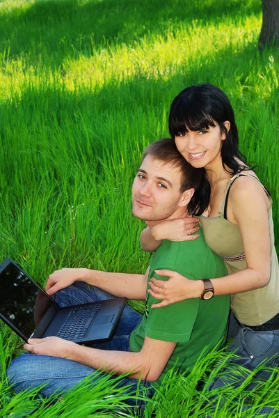 Giovane coppia con computer portatile all'aperto — Foto Stock