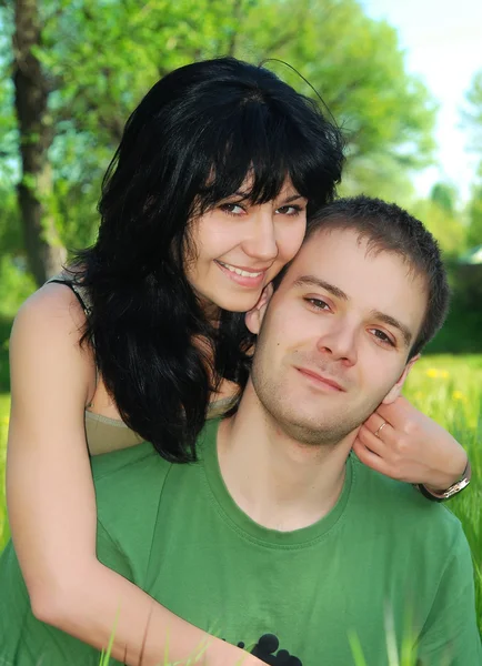 Fiatal gyönyörű pár-kültéri — Stock Fotó
