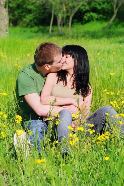 Молодая красивая женщина целуется на открытом воздухе — стоковое фото