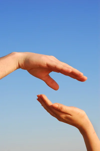 Dvě ruce na modré obloze — Stock fotografie