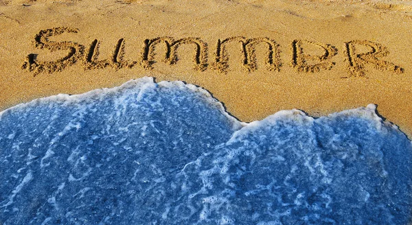 Лето написано на песке — стоковое фото