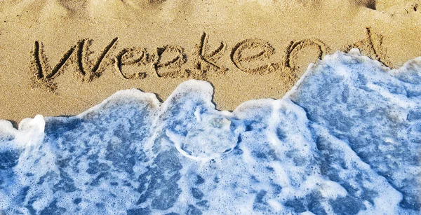 Выходные написаны на песке — стоковое фото