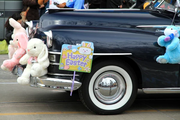 Cadillac velho durante desfile de Páscoa — Fotografia de Stock