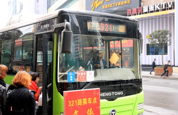 Китайский общественный автобус — стоковое фото