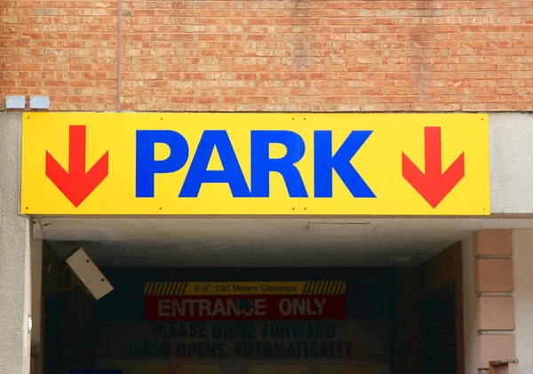 Вход на парковку — стоковое фото